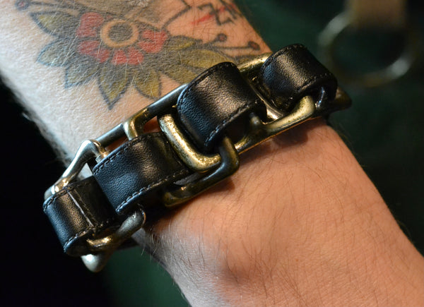 Looped bracelet  |  black | calf
