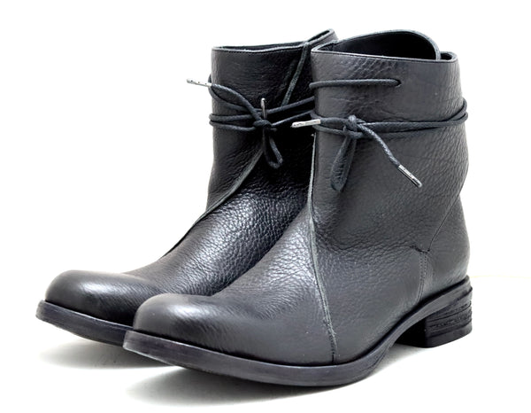 Lace around boot  | vachetta grain | black